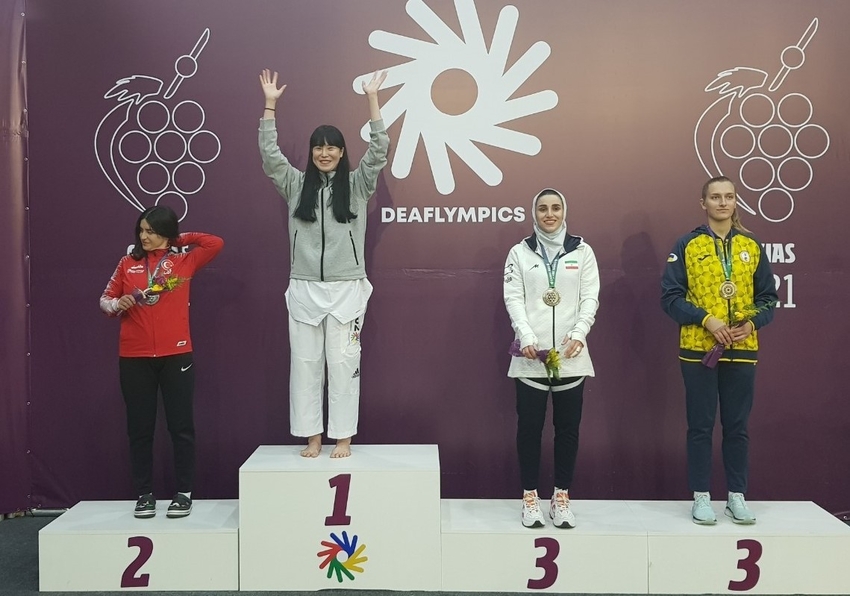 제24회 하계 청각장애인올림픽에서 태권도 -67kg급의 이진영 선수가 1위 시상대에서 환호하고 있다.