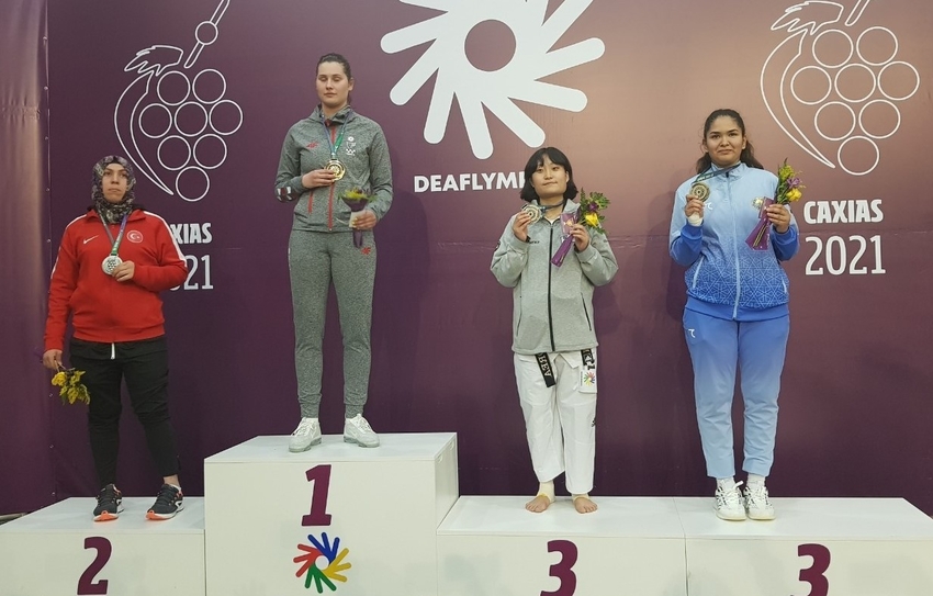 태권도 +67kg 급 이다솜 선수도 동메달을 목에 걸고 기뻐하고 있다.
