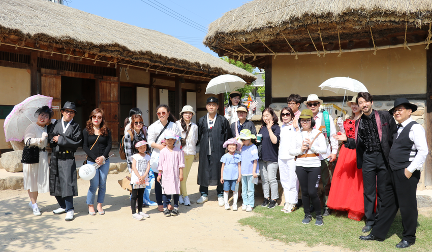 지난 2019년 '지용제'를 찾은 방문객들이 정지용 시인이 활발한 시작을 했던 1930년대 옷을 입고 포즈를 취하고 있다.