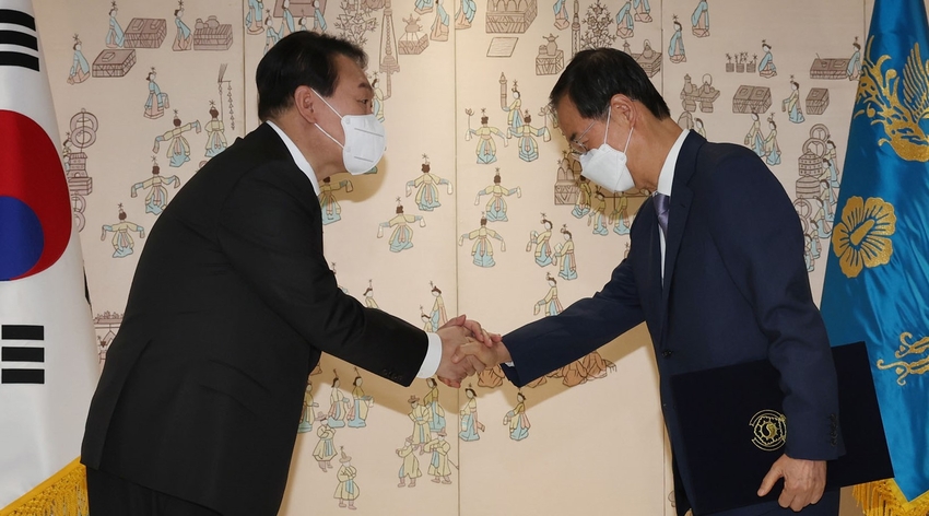 윤석열 대통령(왼쪽)이 21일 한덕수 국무총리 인준을 마치고 한 신임총리와 악수하고 있다.