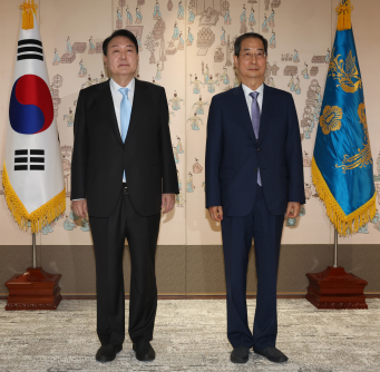 윤 대통령과 한 총리가 임명장 수여를 마치고 기념촬영하고 있다.