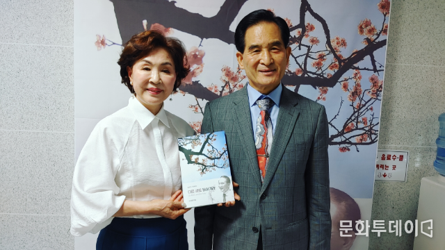  구재숙 뉴시니어 사장이 김진수 작가 겸 뉴시니어 논설실장과 기념 촬영 중이다.