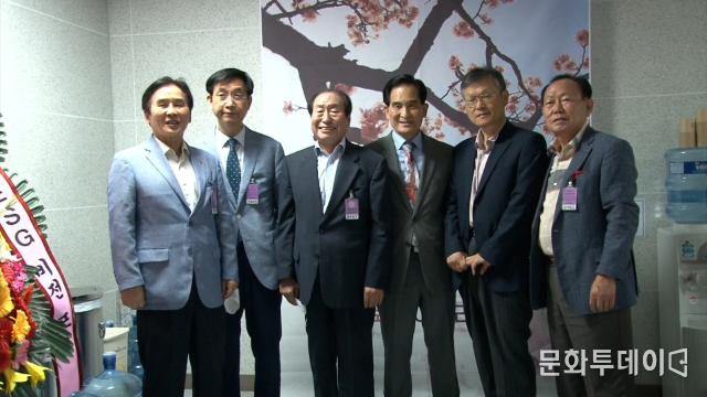 김진수 작가 겸 문화투데이 논설실장, 출판회를 축하하러 방문한 지인들과 기념 촬영중이다.