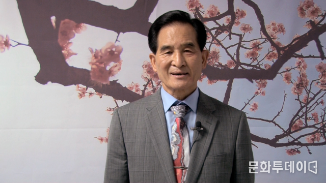 김진수 작가 겸 문화투데이 논설실장 , 25일 서울 여의도 국회의원회관 제8간담회의실 '다른길로 돌아가라' 수필집 저자와의 만남 행사중 뉴시니어와 인터뷰하고 있다.