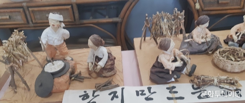 남경득 명장인의 한지 공예작품.