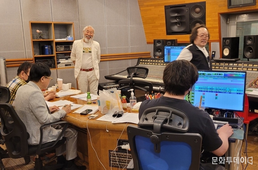 29일 한 스튜디오에서 신곡 마무리 작업을 하고 있는 작곡가 김영철 팀과 정검범 가수