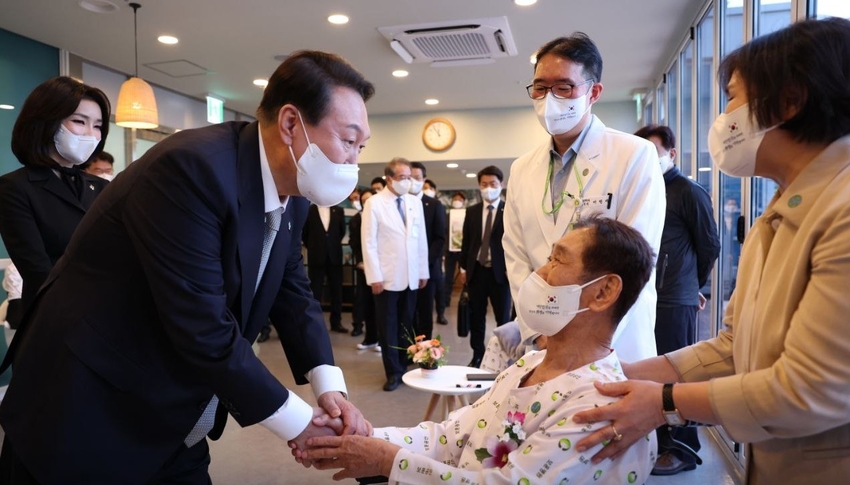 윤석열 대통령 내외가 6일 중앙보훈병원을 찾아 국가유공자들의 손을 잡으며 그들의 헌신과 희생에 존경과 감사의 마음을 전했다.