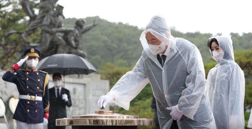 윤석열 대통령 내외가 6일 현충탑에서 순국선열과 국가유공자들의 넋을 기리며 추모하고 있다.