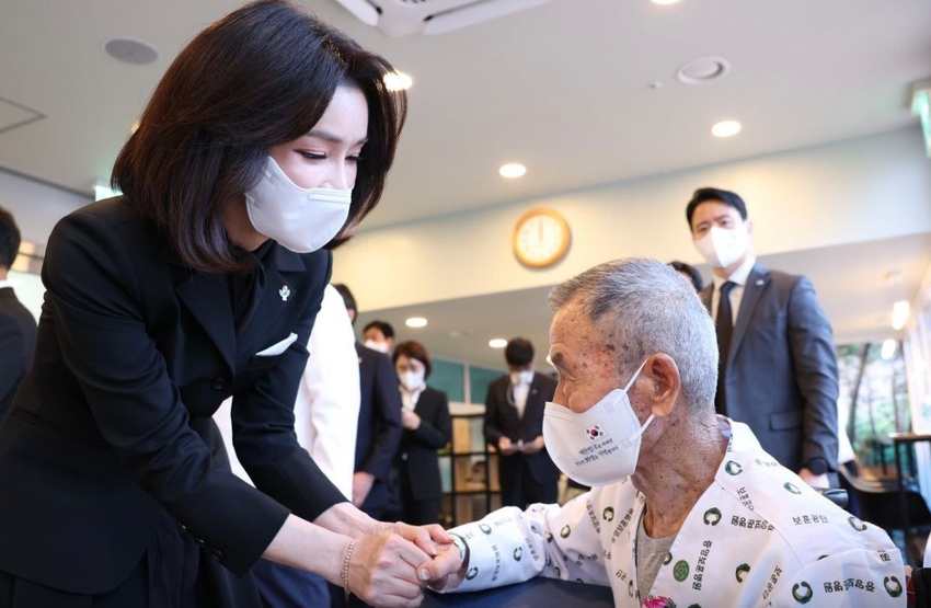 김건희 여사가 6일 중앙보훈병원에서 국가유공자의 손을 잡으며 감사함을 표하고 있다.