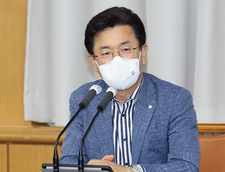 허태정 대전시장이 7일 임기중 마지막 확대간부회의에서 "민선 8기로의 시정 이양이 순조롭게 진행될 수 있도록 최선을 다해달라"고 당부했다.