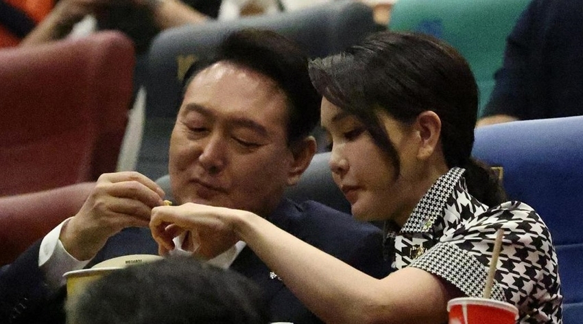 윤 대통령과 김건희 여사가 12일 저녁 서울 시내 모 극장을 찾아 영화 '브로커'를 보며 팝콘을 즐기고 있다.