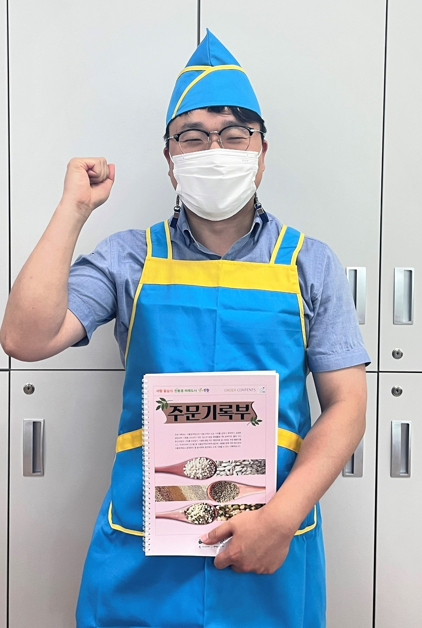 진천군은 음식문화 개선사업의 일환으로 주문기록부와 위생 앞치마를 제작, 보급해 관내 <br>
요식업주와 손님들로 부터 호응을 얻고 있다고 밝혔다.
