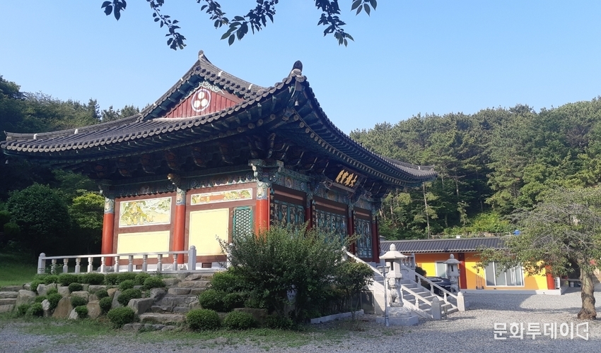 영도구 동삼동에 위치하고 있는 발원사 대웅보전.