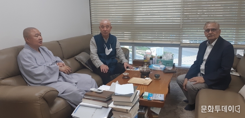 좌로부터 호법스님, 필자 보검스님, 부산외국어대학 로이 교수. 