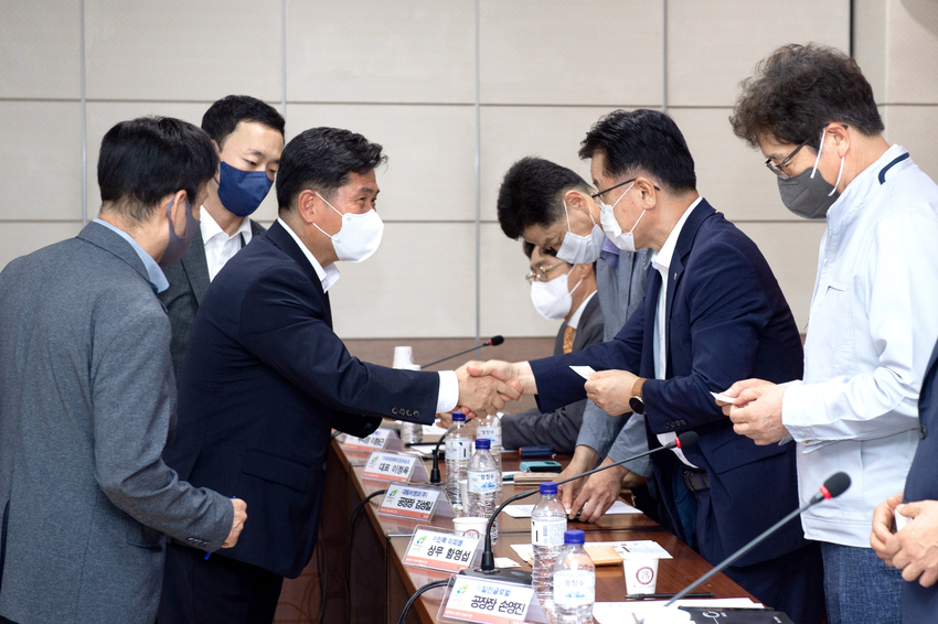 김창규 제천시장이 5일 관내 기업인들을 초청, 간담회를 하기 앞서 인사를 나누고 있다.