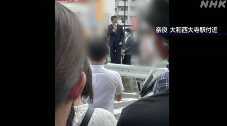 아베 총리의 피습 직전 모습을 한 시민이 찍은 동영상 / NHK 뉴스캡처