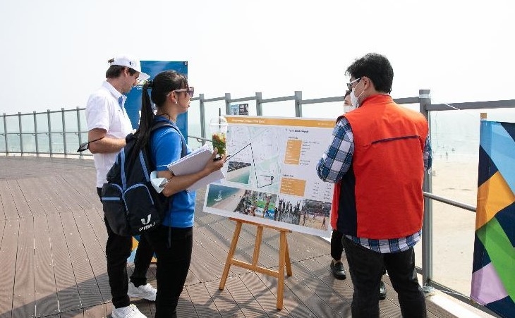 국제대학스포츠연맹(FISU) 기술점검 실사단이 비치발리볼 경기장 후보인 대천해수욕장을 점검하고 있다.