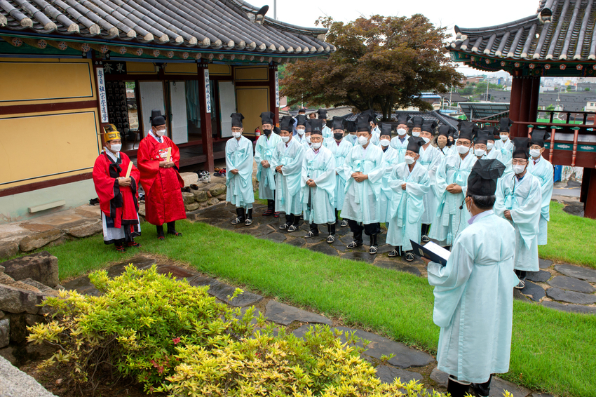 13일 제천향교 김완식 전교 (앞줄 오른쪽)가 김창규 제천시장의 취임을 기념하는 고유례를 집행하고 있다.