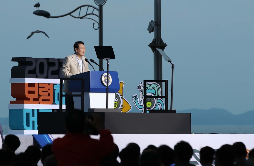  윤석열 대통령이 머드박람회 행사장을 찾아 축사를 전했다. 