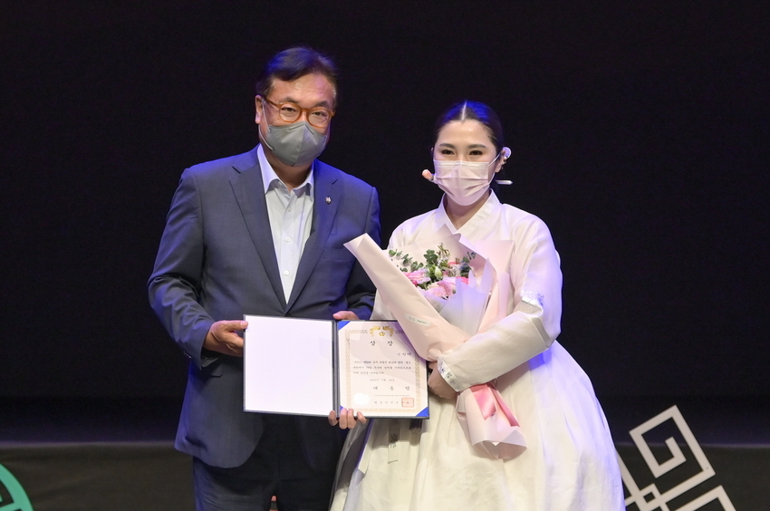 판소리부문 최고상을 받은 박동진판소리보존회 신정혜씨가 인당(忍堂)박동진 대상인 대통령상을 받고 있다. 정진석 국회의원이 수여했다. 