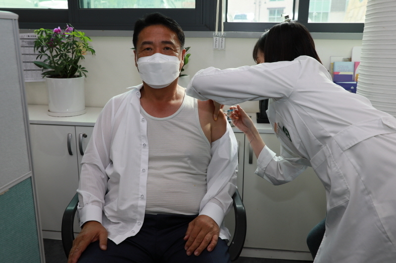 정영철 영동군수가 22일 영동군보건소에서 코로나19 4차접종을 받고있다.