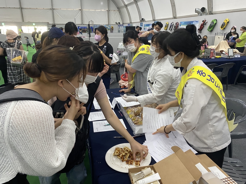 보령해양머드 체험부스에서는 각종 해양수산물을 이용한 먹거리도 큰 인기를 끌고있다.