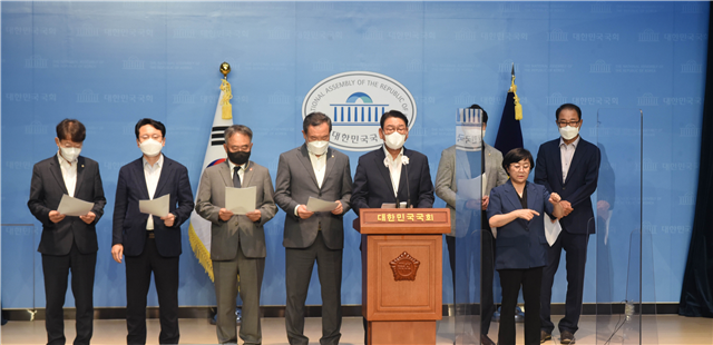 국회행안위 소속 김교흥 의원 등 더불어민주당 소속 국회위원 8명은 25일 국회 소통관에서 '윤석열 정부 경찰 장악 시도에 대한 입장 및 경찰청장 인사청문회 관련 기자회견'을 열어 윤석열 대통령과 이상민 행정안전부 장관의 행태를 '내로남불에 빚댄 '경로경불'이라 비난했다.