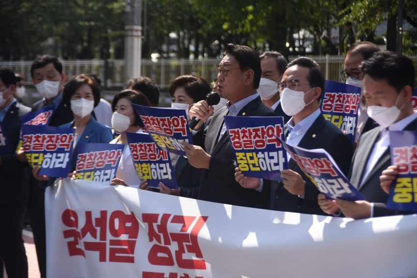 김교흥 의원이 26일 '윤석열 정권 경찰장악 규탄' 기자회견문을 발표했하고 있다.