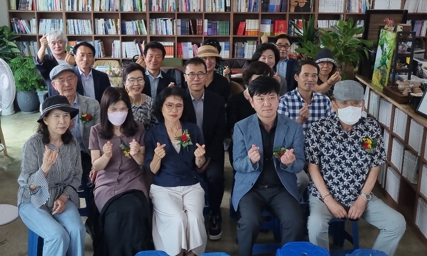 계간 문학과의식 통권 127호 출간기념식은 세계한인작가연합 총회와 겸해 열렸다. 이날(16일) 세계한인작가연합 신임회장(제5대)으로 문학과의식 안혜숙 발행인이 선임됐다. 안혜숙 발행인(앞줄 왼쪽)과 참석자들이 기념촬영을 하고있다.