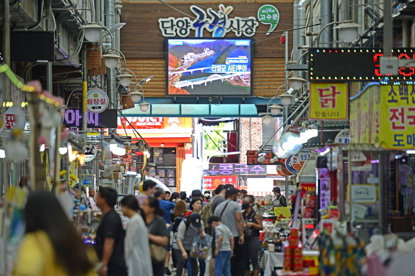 관광객 몰리니 시장상인도 신나네....여름 관광 성수기를 맞은 단양군에 7월 마지막주 17먼 여명의 관광객이 다녀가면서 단양의 주요시장인 구경시장도 인파로 가득해 상인들이 즐거운 비명을 지르고 있다.
