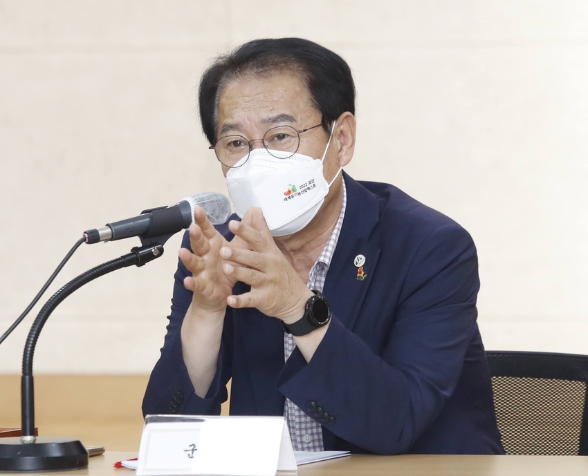 송인헌 괴산군수가 2일 군청에서 열린 월례간부회의에서 유기농엑스포와 고추축제를 대비해 철저한 준비가 요구된다고 말했다.