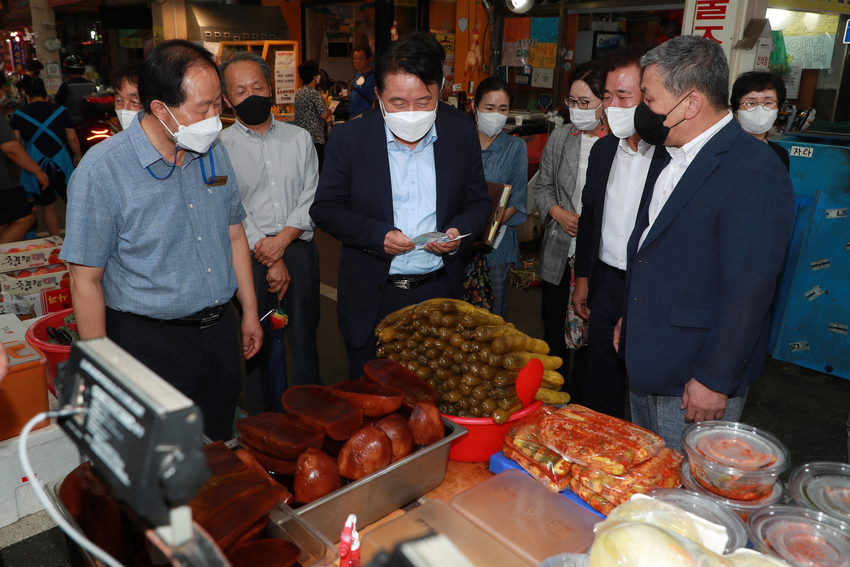 김영환 충북지사가 16일 청주 육거리종합시장을 방문, 온누리상품권으로 식품을 구매하고 있다. 김 지사는 이날 상인들과 이야기를 나누며 애로사항을 듣고 개선책을 마련하겠노라고 약속했다.