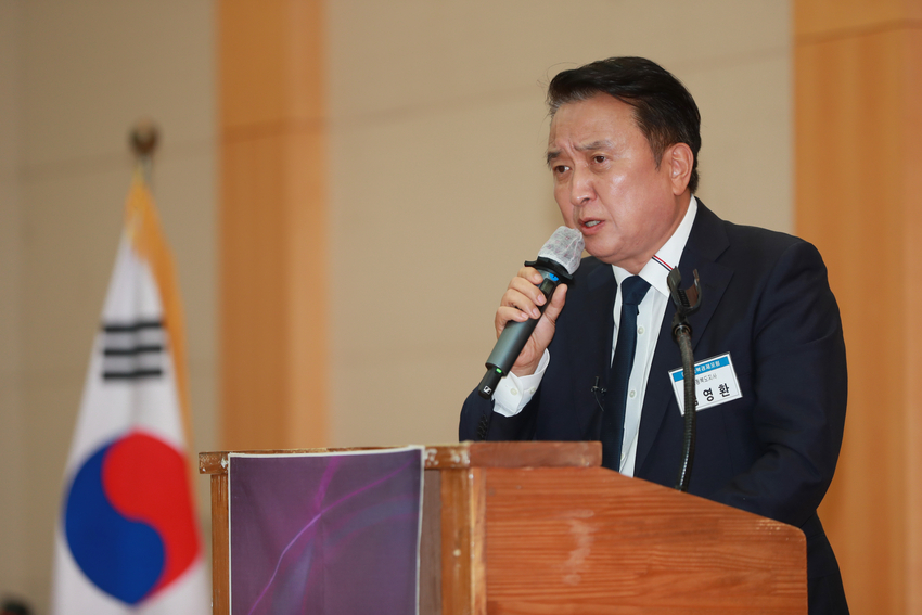 김영환 충북지사는 25일 충북경제포럼 제234차 월례 조찬강연회에서 "바다없는 충북의 결핍을 레이크파크 르네상스를 통해 대한민국의 스위스로 탈바꿈하는 비전을 실현하겠다"고 말했다.