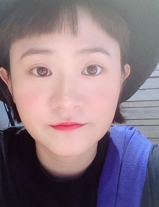 개그우먼 출신 방송인 김신영 씨가 송해 선생의 뒤를 이어 KBS 전국노래자랑 MC에 발탁됐다.<br>
방송가 안팎에서 파격 발탁이라는 평과 함께 김신영은 "희극인 생활 20년 내공에 전국 곳곳을 다니며 크고 작은 무대에서 진행을 맡았던 경험을 십분 발휘, 송 선생님의 업적에 누가 되지 않도록 하겠다"는 각오를 비쳤다.