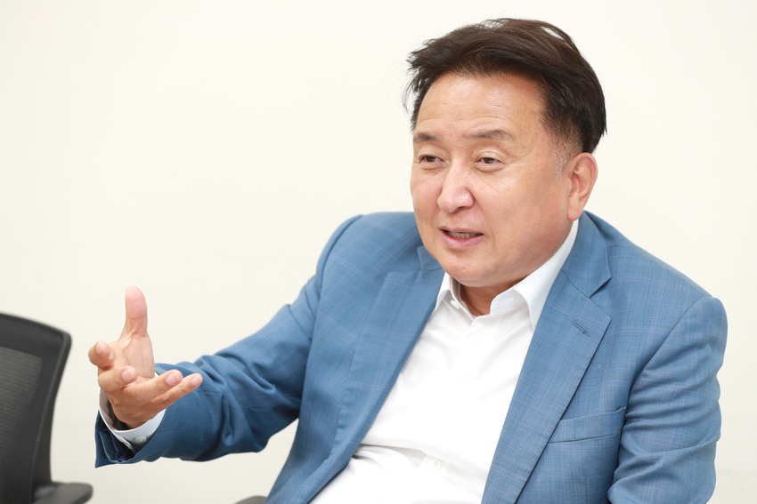 김여환 충북지사는 21일 배덕효 국가물관리위원장에게 "지금까지 수도권 주민 2,500만 명, 충청과 전북도민 375만 명에게 식수와 산업용수를 공급함에 따라 발생한 충북도민들의 막대한 희생에 대한 정당한 보상이 필요하다"거 역설했다.