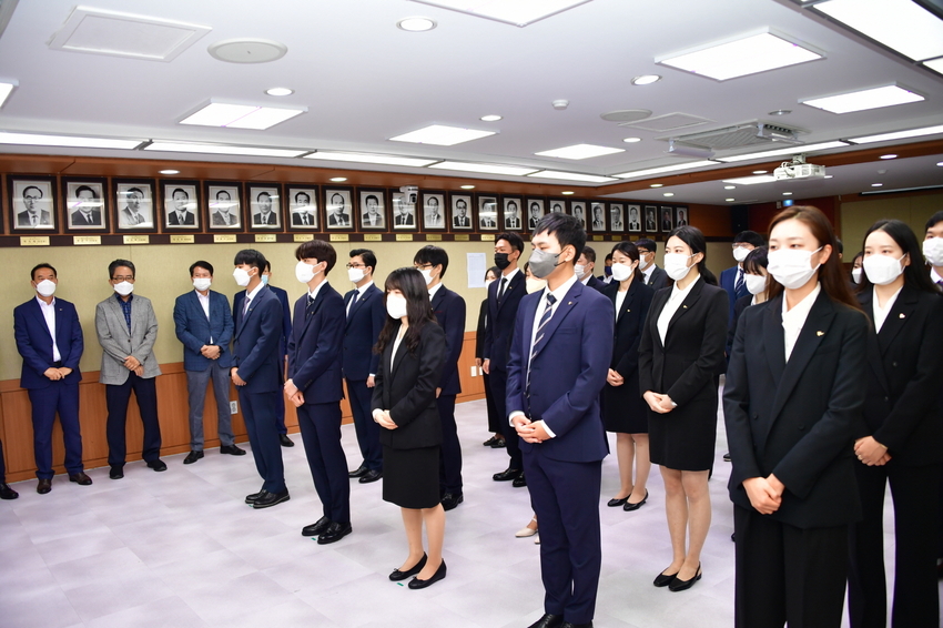 부여군은 20일 군청 서동브리핑실에서 신규 임용 후보자 25명에 대한 2022년 신규 공무원 임용식을 개최했다.
