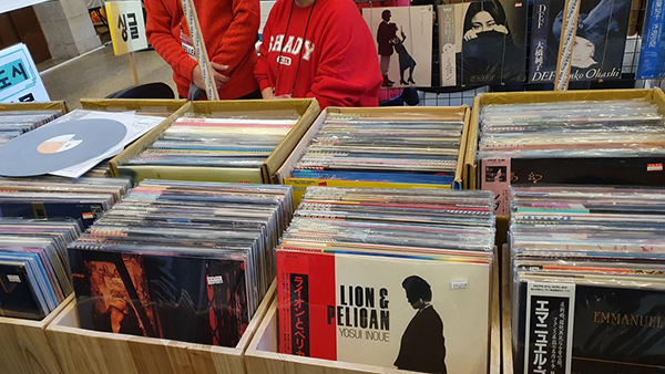 5일 문화역서울 284에서 열린 제11회 서울레코드페어에서 LP 제품들이 빼곡하게 채워져 있다. 