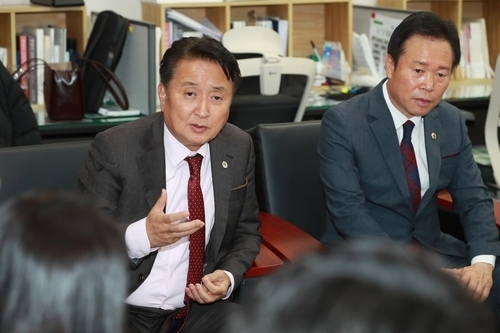 네덜란드 방문 일정 설명하는 김영환 지사(왼쪽).