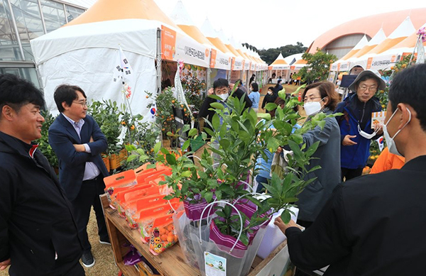10일 오전 제주 서귀포농업기술센터에서 열린 2022 제주국제감귤박람회를 찾은 입장객들이 전시 부스를 둘러보고 있다. 