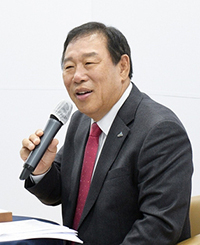 최민호 세종시장이 15일 시청 브리핑룸에서 기자간담회를 열어 충청권 4개 시·도의 2027 하계 세계대학경기대회 유치 의미를 설명하고 있다. 