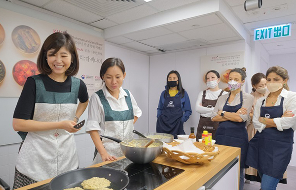 지난 17일 홍콩에서 진행된 가정식 김치 요리 교실 행사. 방송인 강수정(맨 왼쪽)이 진행했다.<br>
