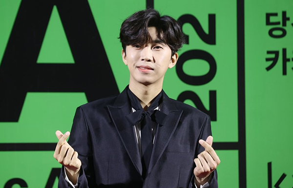 가수 임영웅이 26일 오후 서울 구로구 고척스카이돔에서 열린 2022 멜론뮤직어워드(MMA) 레드카펫 행사에서 포즈를 취하고 있다. <br>
