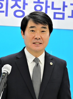 기자회견하는 한남교 천안시체육회장