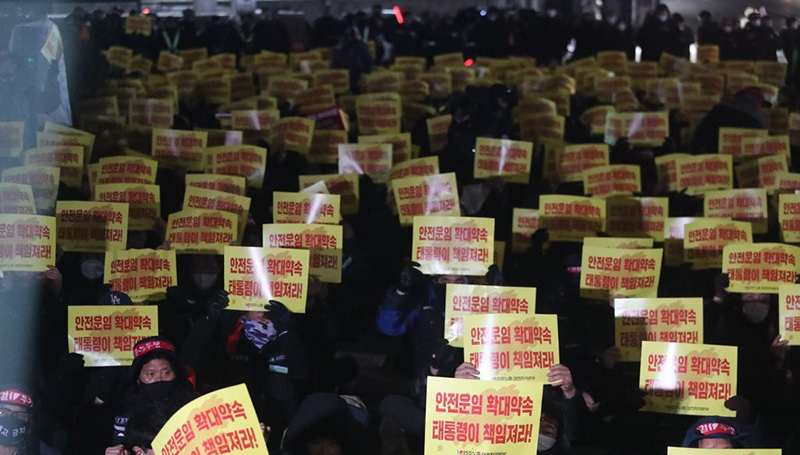 민주노총 대전본부·화물연대 관계자들이 6일 오후 대전 서구 둔산동 국민은행 앞에서 총파업·총력투쟁 결의대회를 하고 있다. <br>
