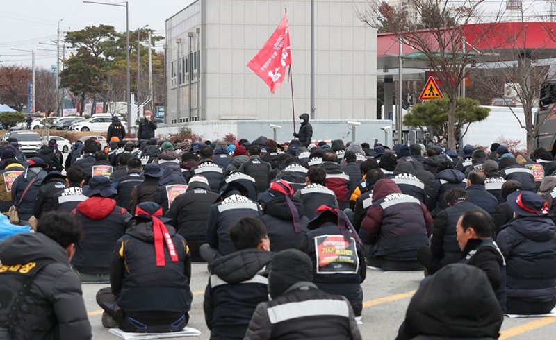 9일 오전 광주 광산구 진곡화물공영차고지에서 화물연대 광주본부 조합원이 총파업 종료 및 현장 복귀 찬반투표에 참여하기 위해 모여 있다. 