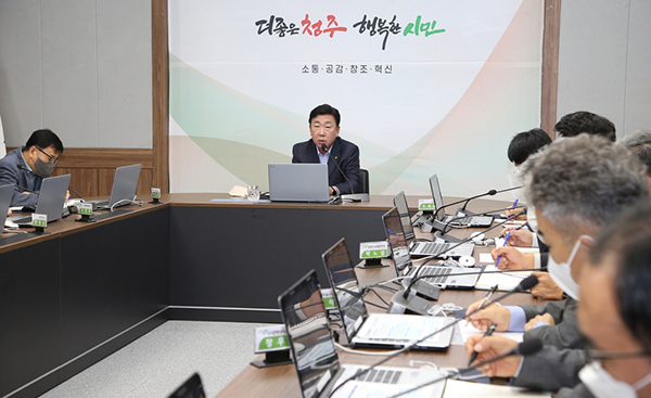 이범석 청주시장이 주간업무보고회를 주재하고 있다.<br>
