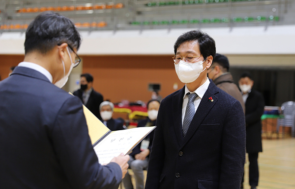 당선증 받는 이승찬 당선자.<br>
