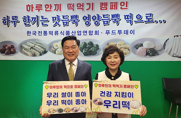 한승준 석곡농협 조합장과 뉴시니어 구재숙 사장이 '하루 한끼 떡먹기 캠페인'을 홍보하고 있다.
