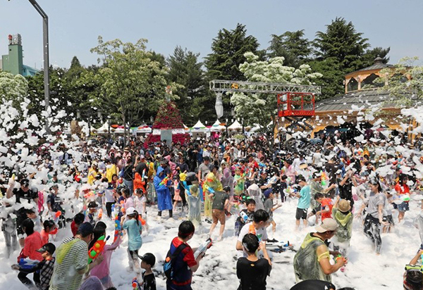 2019년 5월 유성온천문화축제가 열린 대전 유성구 온천로 일원에서 방문객들이 '온천수 건강 물총대첩'을 즐기는 모습. <br>

