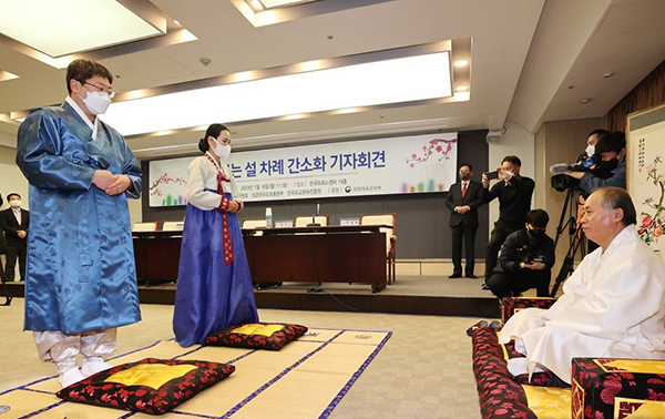 16일 오전 서울 중구 프레스센터에서 열린 '함께하는 설 차례 간소화 기자회견'에서 참석자들이 올바른 세배법을 시연하고 있다. 성균관은 배꼽 인사'를 할 때 두 손을 모으는 것과 비슷한 '공수'(拱手) 자세를 일단 취한 뒤 몸을 숙여서 절하는 것이 예법에 맞는다고 안내했다. <br>
